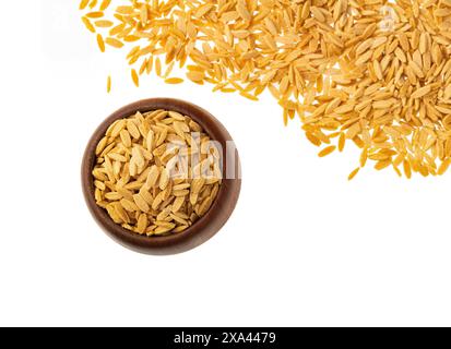 Risoni, Bio-Pasta in der Schüssel - roh getrockneter Orzo Stockfoto