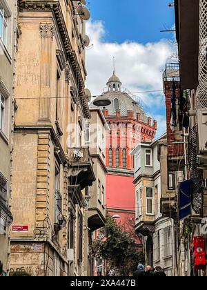 Istanbul, Turkiye - 3. Februar 2024: Traditionelle Architektur und Blick auf die Straße im Balat-Viertel von Fatih, Istanbul. Balat ist eines der ältesten und größten Ko Stockfoto