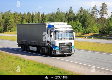 Maßgeschneiderter M-Sport Ford F-MAX, schwerer Lkw von Ford Otosan, zieht Auflieger entlang der Autobahn. EST-Platten. Salo, Finnland. 31. Mai 2024. Stockfoto