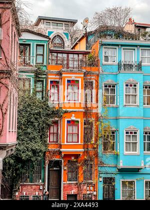 Istanbul, Turkiye - 3. Februar 2024: Traditionelle Architektur und Blick auf die Straße im Balat-Viertel von Fatih, Istanbul. Balat ist eines der ältesten und größten Ko Stockfoto