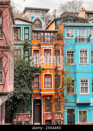 Istanbul, Turkiye - 3. Februar 2024: Traditionelle Architektur und Blick auf die Straße im Balat-Viertel von Fatih, Istanbul. Balat ist eines der ältesten und größten Ko Stockfoto