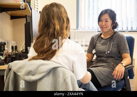 Ärztliche Beratung mit einem Patienten in einer Arztpraxis. Stockfoto