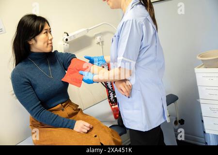 Medizinischer Facharzt, der den Arm eines Patienten in einer Arztpraxis untersucht Stockfoto
