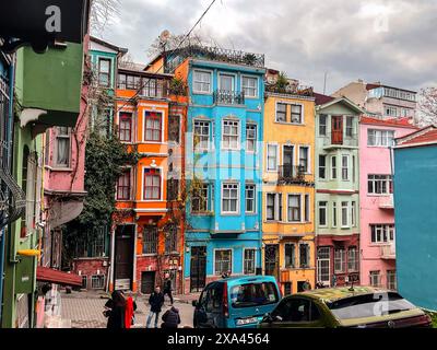 Istanbul, Turkiye - 3. Februar 2024: Traditionelle Architektur und Blick auf die Straße im Balat-Viertel von Fatih, Istanbul. Balat ist eines der ältesten und größten Ko Stockfoto