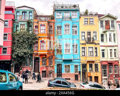 Istanbul, Turkiye - 3. Februar 2024: Traditionelle Architektur und Blick auf die Straße im Balat-Viertel von Fatih, Istanbul. Balat ist eines der ältesten und größten Ko Stockfoto