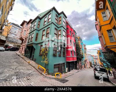 Istanbul, Turkiye - 3. Februar 2024: Traditionelle Architektur und Blick auf die Straße im Balat-Viertel von Fatih, Istanbul. Balat ist eines der ältesten und größten Ko Stockfoto