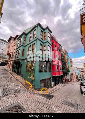 Istanbul, Turkiye - 3. Februar 2024: Traditionelle Architektur und Blick auf die Straße im Balat-Viertel von Fatih, Istanbul. Balat ist eines der ältesten und größten Ko Stockfoto