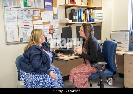 Arzt und Patient in der medizinischen Praxis, Großbritannien Stockfoto