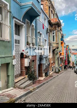 Istanbul, Turkiye - 3. Februar 2024: Traditionelle Architektur und Blick auf die Straße im Balat-Viertel von Fatih, Istanbul. Balat ist eines der ältesten und größten Ko Stockfoto