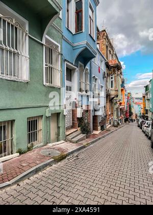 Istanbul, Turkiye - 3. Februar 2024: Traditionelle Architektur und Blick auf die Straße im Balat-Viertel von Fatih, Istanbul. Balat ist eines der ältesten und größten Ko Stockfoto