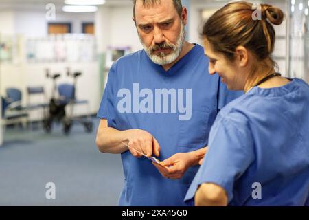 Fachärzte in der Scrubs-Diskussion Stockfoto