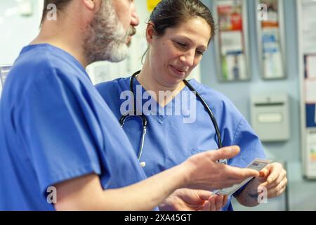 Gesundheitsfachkräfte diskutieren in einer ärztlichen Praxis Stockfoto