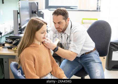 Arzt untersucht das Ohr junger Patienten in der Klinik Stockfoto