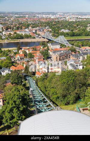 Ausblick vom Turm der Bergstation der Schwebebahn auf Loschwitz und Elbe mit Blauem Wunder, Dresden, Sachsen, Deutschland *** Blick auf Loschwitz und Th Stockfoto