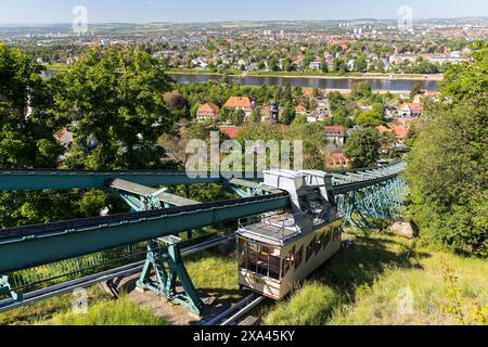 Schwebebahn an der Bergstation am Loschwitzer Elbhang, im Hintergrund die Elbe und die Loschwitzer Kirche, Dresden, Sachsen, Deutschland *** Suspensio Stockfoto