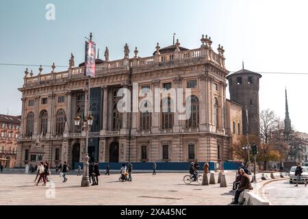 Turin, Italien - 28. März 2022: Palazzo Madama e Casaforte degli Acaja ist ein Palast in Turin. Befindet sich am Piazza Castello Square. Stockfoto