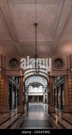 Turin, Italien - 28. März 2022: Galleria San Federico ist ein Geschäftsgebäude im historischen Zentrum von Turin. Es wurde in den 1930er Jahren erbaut und beherbergt zahlreiche Stockfoto