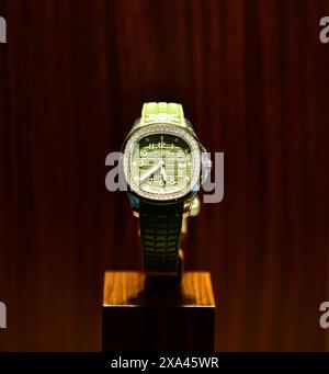 BANGKOK, THAILAND - 2. Juni 2024 :Patek Philippe Aquanaut 5267 Luce Khaki grüne Schweizer Uhr aus Edelstahl in einem Geschäft ausgestellt Stockfoto