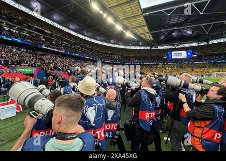 Fotografen beim UEFA Champions League Finale - Borussia Dortmund gegen Real Madrid, UEFA Champions League Finale, Wembley Stadium, London, Großbritannien - 1. Juni 2024 Stockfoto