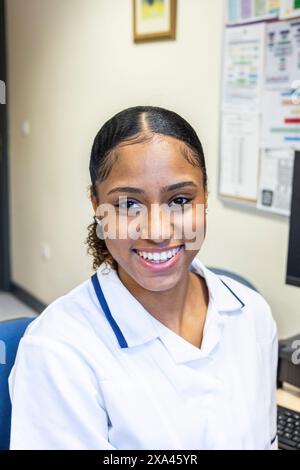 Lächelnde Krankenschwester in einer Arztpraxis, UK Stockfoto