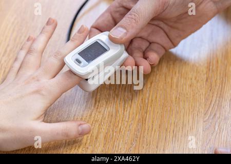 Messung der Sauerstoffsättigung mit einem Pulsoxymeter. Stockfoto