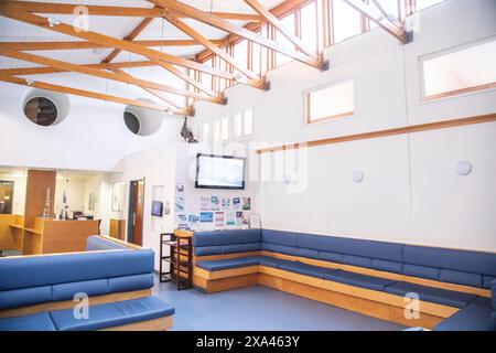 Moderner Wartebereich mit komfortablen Sitzgelegenheiten und Informationsdisplays in einem Krankenhaus, Großbritannien. Stockfoto