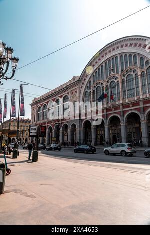 Turin, Italien - 28. März 2022: Der Bahnhof Torino Porta Nuova ist der Hauptbahnhof von Turin im Piemont. Stockfoto