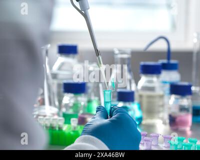 Wissenschaftler Pipettieren von Flüssigkeit im Labor Stockfoto