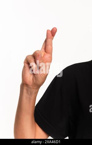 Nahaufnahme einer Hand, die den Buchstaben R in brasilianischer Gebärdensprache für Gehörlose, Libras, herstellt. Isoliert auf weißem Hintergrund. Stockfoto