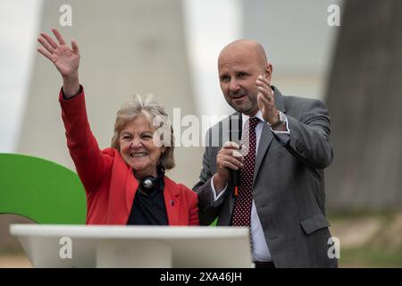 Boxberg, Deutschland. Juni 2024. ELISA Ferreira (l-r), EU-Kommissarin für Kohäsion und Reformen, und Jörg Waniek, Mitglied des LEAG-Vorstands, stehen auf einer Bühne auf dem Gelände des Kraftwerks Boxberg. Anlass ist der Besuch von EU-Kommissar Ferreira und Staatsminister Dulig. Sie übergeben Finanzierungsbeschlüsse aus dem EU-Fonds für einen gerechten Übergang für die Entwicklung einer regionalen Wasserstoffwirtschaft und einer nachhaltigen Energieversorgung. Quelle: Paul Glaser/dpa/Alamy Live News Stockfoto