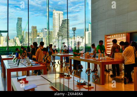 Thailand-Juni 2,2024: Blick in den Apple Store im ICONSIAM, dem Big Shopping Mall in Bangkok Stockfoto