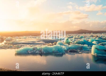Sonnenuntergang über einer ruhigen Gletscherlagune Stockfoto