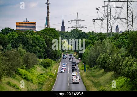 Die Bundesstraße B227, Hattinger Straße, führt nach Gelsenkirchen, Grüngürtel-Naturpark Mechtenberg, NRW, Deutschland, Stockfoto