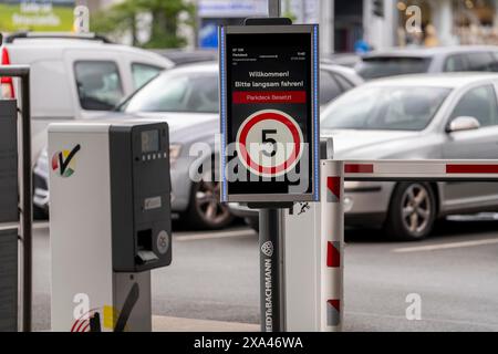 Parkplatz Husemannstraße in Gelsenkirchen, gebührenpflichtig, Kennzeichenerkennung am Eingang, Bezahlung an der Kassenstelle durch Eingabe des Führerscheins pla Stockfoto