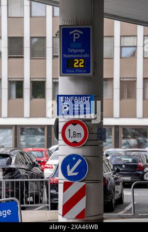 Parkplatz Husemannstraße in Gelsenkirchen, gebührenpflichtig, Kennzeichenerkennung am Eingang, Bezahlung an der Kassenstelle durch Eingabe des Führerscheins pla Stockfoto