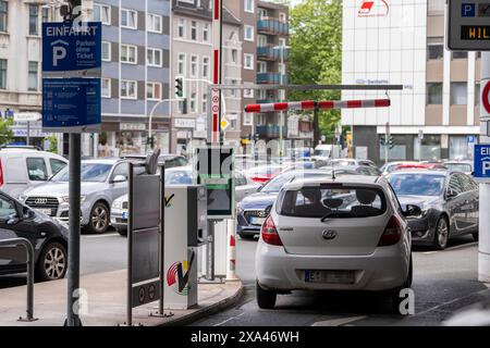 Parkplatz Husemannstraße in Gelsenkirchen, gebührenpflichtig, Nummernschildnummer ist am Eingang erkannt, Zahlung erfolgt an der Kassenstelle per Enterin Stockfoto