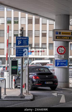 Parkplatz Husemannstraße in Gelsenkirchen, gebührenpflichtig, Kennzeichenerkennung am Eingang, Bezahlung an der Kassenstelle durch Eingabe des Führerscheins pla Stockfoto