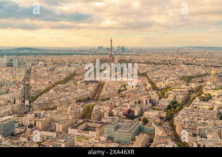 Aus der Vogelperspektive von Paris mit dem Eiffelturm in der Ferne. Stockfoto