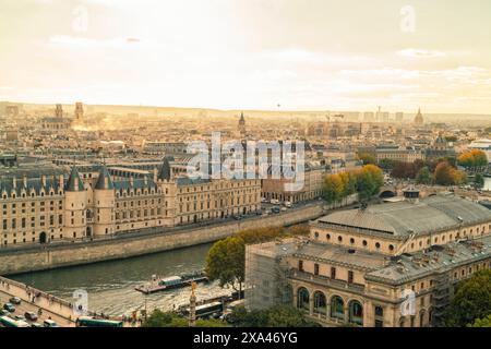 Blick aus der Vogelperspektive auf Paris mit der seine bei Sonnenuntergang. Stockfoto
