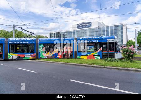 BOGESTRA Straßenbahn im offiziellen Design der Fußball-Europameisterschaft 2024, Linie 302, hinter der mir, Musiktheater im Revier, Gelsen Stockfoto