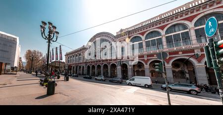 Turin, Italien - 28. März 2022: Der Bahnhof Torino Porta Nuova ist der Hauptbahnhof von Turin im Piemont. Stockfoto