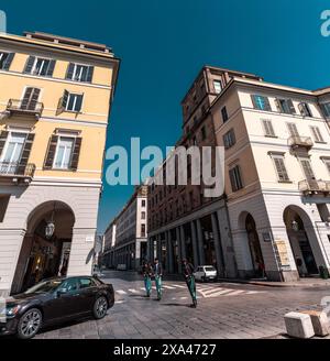 Turin, Italien - 28. März 2022: Die Via Roma ist eine lebenswichtige Arterie und ein luxuriöses Einkaufsviertel, das sich durch das historische Stadtzentrum von Turin, Piemont, Italien, pulsiert Stockfoto