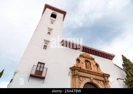 Kirche San Nicolas am Platz Mirador del San Nicolas in Albaicin, Granada, Spanien. Stockfoto