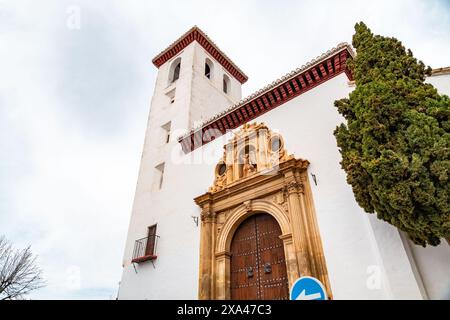 Kirche San Nicolas am Platz Mirador del San Nicolas in Albaicin, Granada, Spanien. Stockfoto