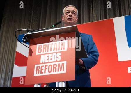 London, Großbritannien. Juni 2024. Nigel Farage spricht auf einer Pressekonferenz in der Glaciers Hall in London. Farage kündigte seine Absicht an, als Parlamentsabgeordneter im Wahlkreis Clacton gewählt zu werden, während er auch für die nächsten fünf Jahre als Leader of Reform UK zurückkehrte. Quelle: SOPA Images Limited/Alamy Live News Stockfoto