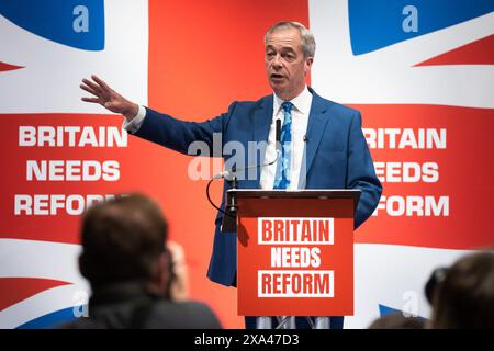 London, Großbritannien. Juni 2024. Nigel Farage spricht auf einer Pressekonferenz in der Glaciers Hall in London. Farage kündigte seine Absicht an, als Parlamentsabgeordneter im Wahlkreis Clacton gewählt zu werden, während er auch für die nächsten fünf Jahre als Leader of Reform UK zurückkehrte. Quelle: SOPA Images Limited/Alamy Live News Stockfoto