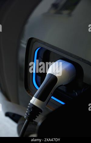 Elektroauto aufladen, Nahaufnahme Stockfoto