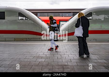 ICE-Zug auf dem Bahnsteig am Hauptbahnhof Dortmund, NRW, Deutschland, Stockfoto