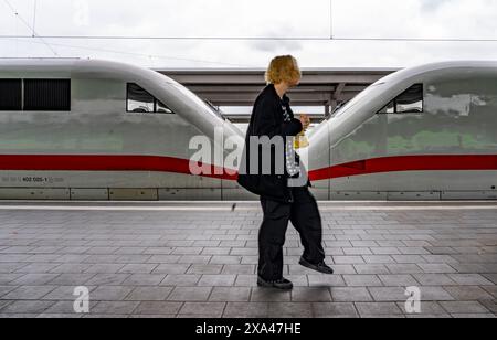 ICE-Zug auf dem Bahnsteig am Hauptbahnhof Dortmund, NRW, Deutschland, Stockfoto