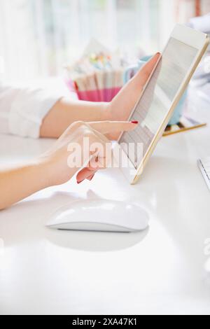 Frau mit Tablet-PC, Nahaufnahme Stockfoto